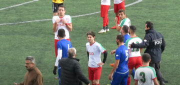 YEDEK FUTBOLCU ZAMAN GEÇİRMEK İSTERKEN.