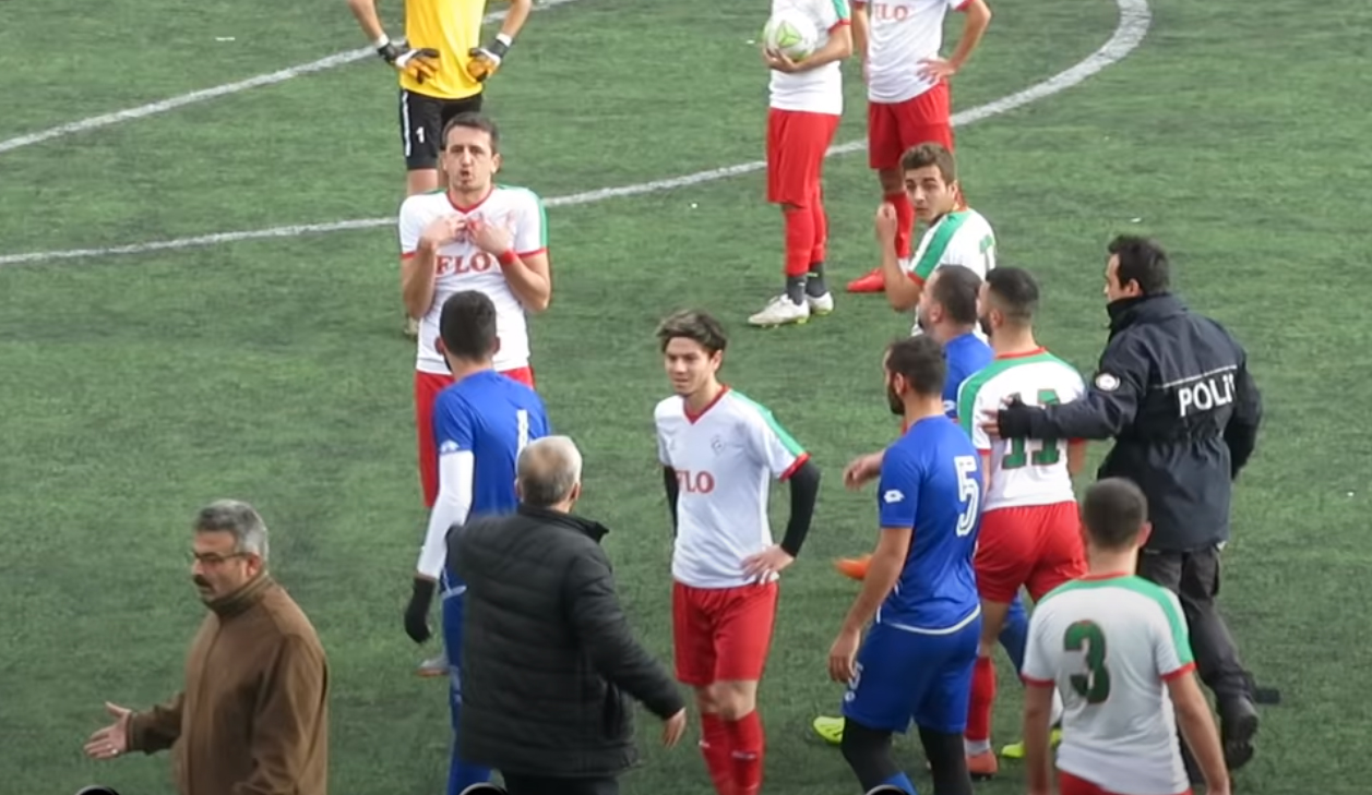 YEDEK FUTBOLCU ZAMAN GEÇİRMEK İSTERKEN.
